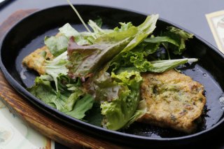 スパイスとパクチーを効かせた「サバ缶とチーズの卵焼き」