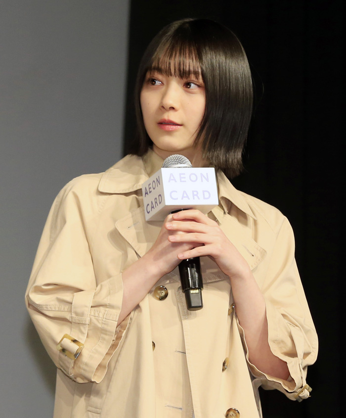 生中継のMC中、平手やお姉さんメンバー達の支え合いに心動かされたか、その後列にいた2期生森田の瞳は赤く、涙を何度か拭っていた／（Ｃ）日刊ゲンダイ