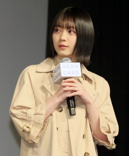 生中継のMC中、平手やお姉さんメンバー達の支え合いに心動かされたか、その後列にいた2期生森田の瞳は赤く、涙を何度か拭っていた／（Ｃ）日刊ゲンダイ