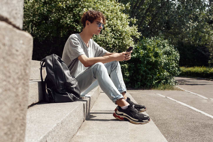 SNSやアプリでお相手探し（写真:iStock）