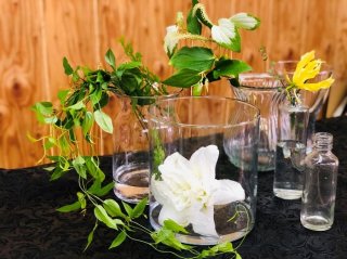  大きいフラワーベースの中に花をズッポリ入れちゃうのも良い（写真:iStock）