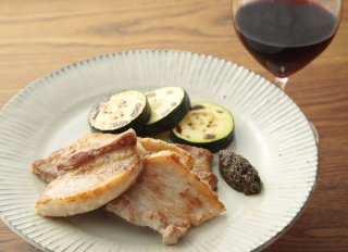 万能の黒こしょうソースと「豚三枚肉とズッキーニのソテー」
