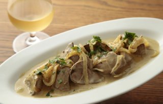 フライパンひとつでできる「鶏レバーのレモンクリーム煮」