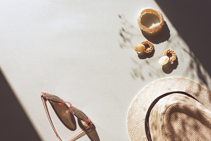 帽子や日傘は欠かせない（写真:iStock）