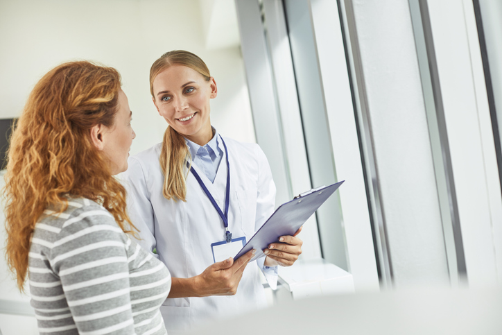 病院の事務スタッフさんに相談するのも手（写真:iStock）