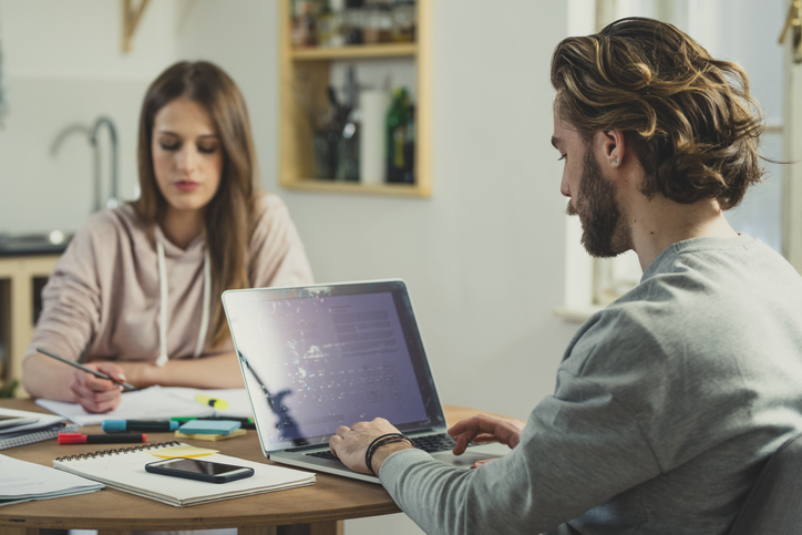 お互いテレワークに（写真:iStock）