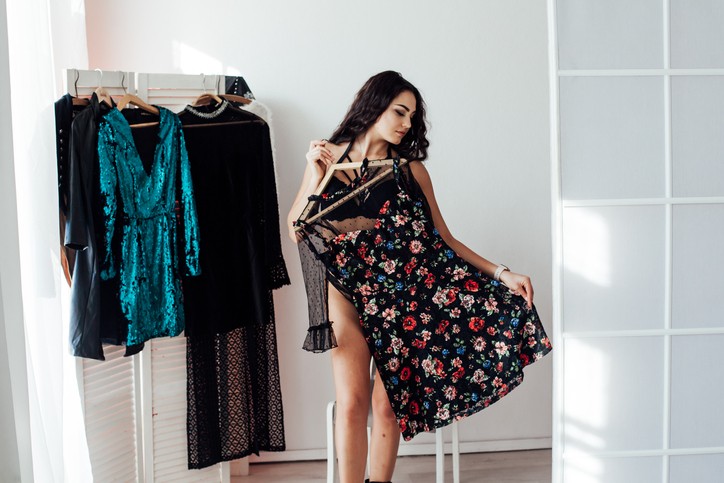 何着ようかな（写真:iStock）