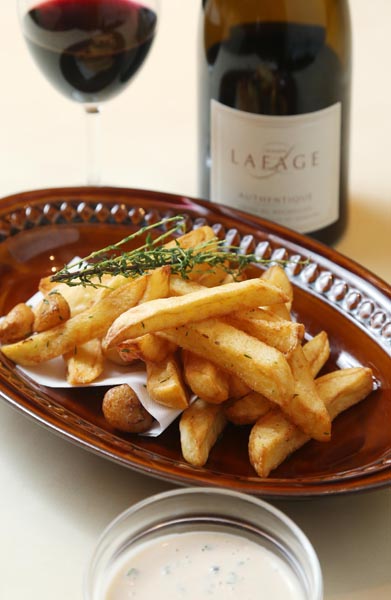 合う酒＝赤ワイン、ビール（C）コクハク