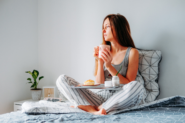 すっぴんの無防備な姿にドキッ（写真:iStock）