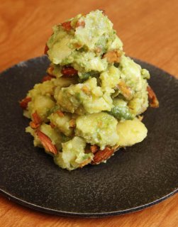 ざくっと盛る「アボカドとアーモンドのピリ辛ポテトサラダ」