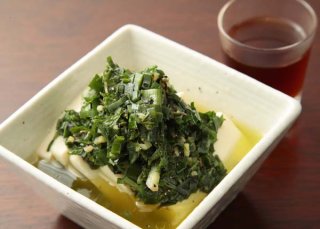 「中華風冷ややっこ」みじん切りにしたニラとミントをのせて