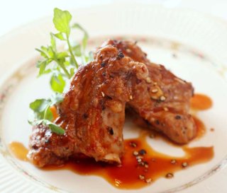 ソースに漬け込んで電子レンジで10分のお手軽「スペアリブ」