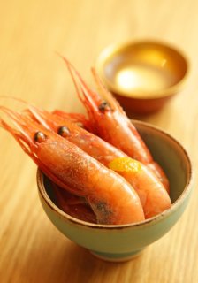 卵を抱いた「甘エビの醤油漬け」おちょこが止まらない…！ 