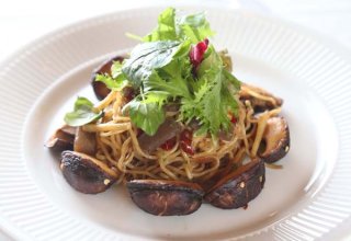こんにゃくと鷹の爪の煮物風 食感楽しむ「ピリ辛焼きそば」