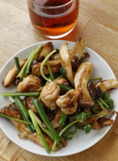 「エビとエリンギの炒め」タレが絡んだ具材の食感を楽しむ