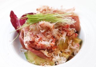 鰹節がうま味を引き出す「アボカドとカニと生ハムのサラダ」
