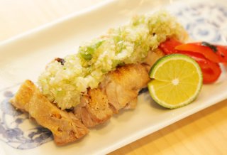 ビールが進む「鶏ネギの塩焼き」パリッパリの鶏皮が香ばしい