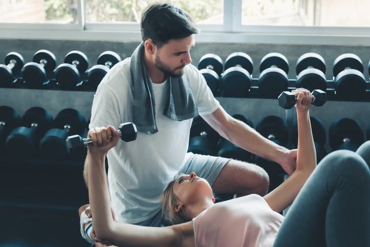 身体に触れる機会も多いわけで…（写真:iStock）