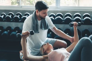 教習所に英会話…なぜ女性は「先生」と呼ばれる男性に弱い？