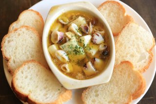 「ヤリイカと長芋のアヒージョ」熱いものは熱いうちに食す