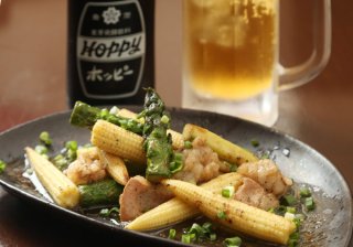 食感の対比が楽しい「国産和牛もつのガーリックバター炒め」