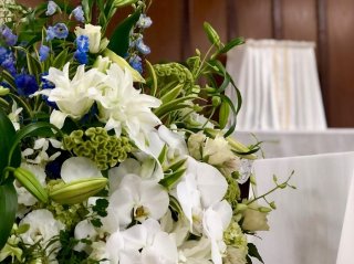 悲しみに暮れる人を慰める枕花とは…人の優しさと花のチカラ