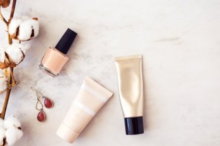 保湿系の下地を使えば崩れにくい（写真:iStock）
