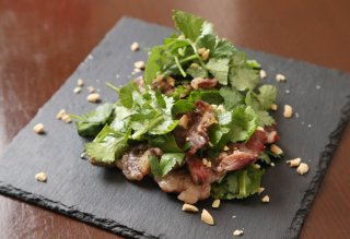 コッテリ&さっぱり「牛テール焼とパクチーのサラダ仕立て」