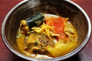 「サバ缶煮込みジンジャーカレー」鍋に入れて煮るだけ簡単！