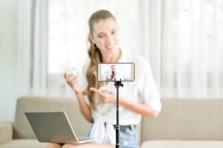 ライブ配信メイクで視聴者を魅了（写真:iStock）