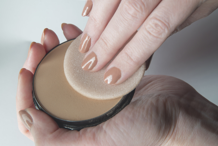 ファンデーションは薄付きのものを選んで（写真:iStock）