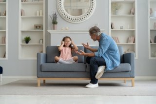 夫が子供を怒るとなぜかイライラ…隠れた7つの原因＆対処法