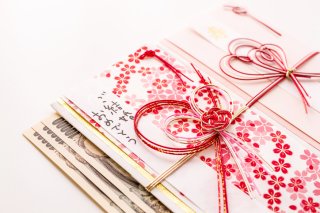 お札の正しい入れ方をおさらい（写真:iStock）