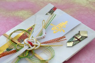 結婚式のご祝儀のマナーは？ 相場・書き方・渡し方まで解説