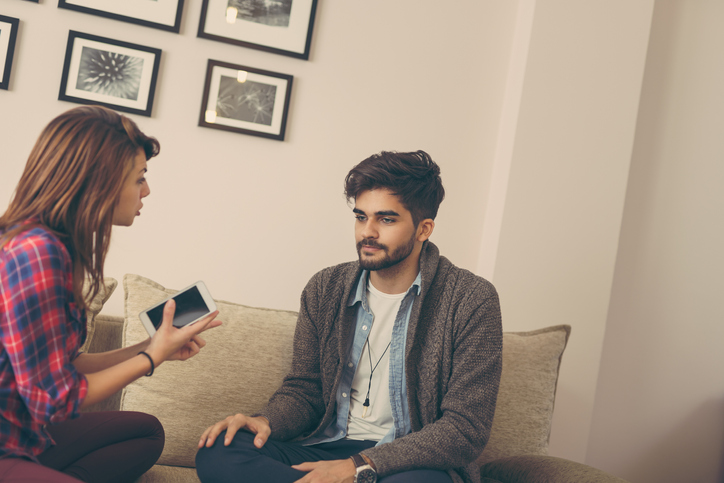 信用されてないのかな…（写真:iStock）