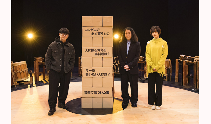 巨大ジェンガゲームでは目をまんまるにして驚いたり笑ったりと等身大の素顔を見せた平手（左）／サカナクション公式Twitter（2020年12月7付）より