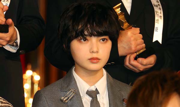 FNSでのオリジナルソロ曲披露にマイケルの再来とファン歓喜！平手が世界中で愛されるワケとは…／（C）日刊ゲンダイ