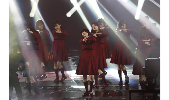 19年末のNHK紅白歌合戦では定位置センターで皇帝感を放った平手（中央）。欅坂46最後のパフォーマンスとなった／（C）日刊ゲンダイ