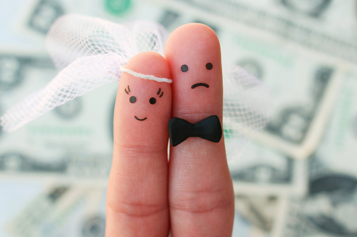 彼女は自分の収入と結婚したいだけなのかも（写真:iStock）