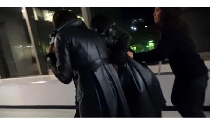 欅坂46ドキュメンタリーではセンターとして全力パフォーマンス後に何度も倒れ、メンバーらに担がれる平手の姿が／「僕たちの嘘と真実 Documentary of 欅坂46」予告編公式より 