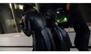 欅坂46ドキュメンタリーではセンターとして全力パフォーマンス後に何度も倒れ、メンバーらに担がれる平手の姿が／「僕たちの嘘と真実 Documentary of 欅坂46」予告編公式より 