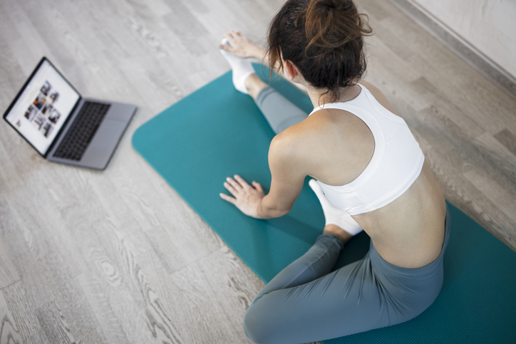 オンラインヨガなんていかが？（写真:iStock）