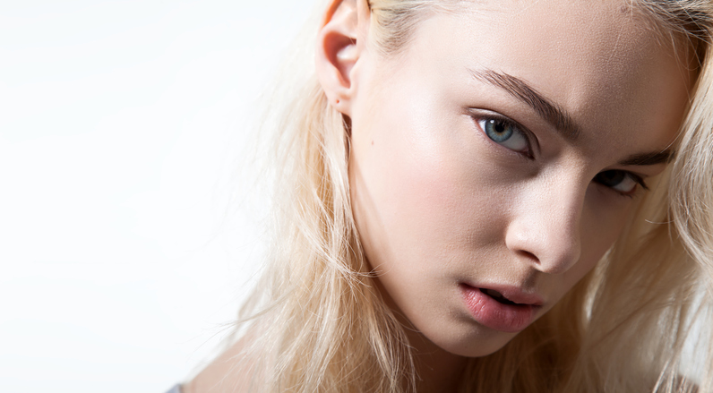 平行眉で強さと優しさを（写真:iStock）