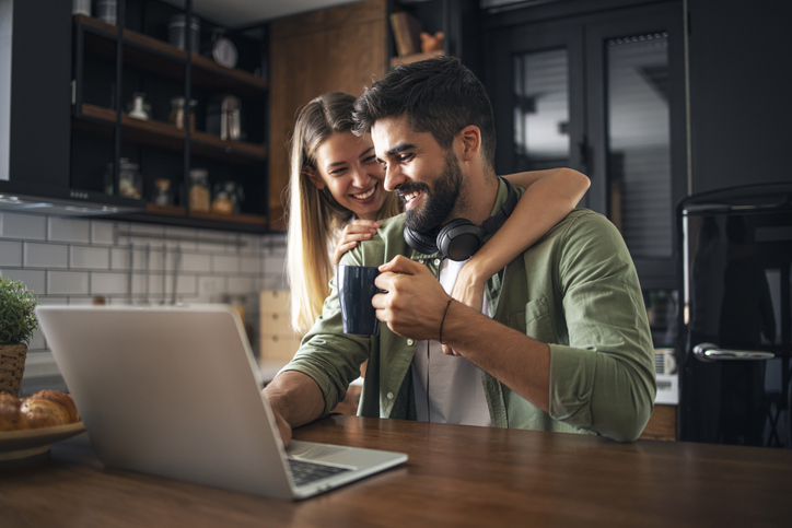 夫をほめることは負けじゃない（写真:iStock）