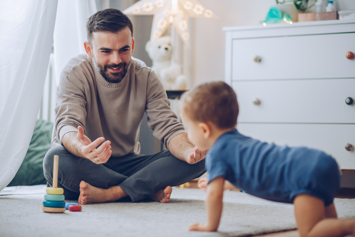 まずはハイハイから（写真:iStock）