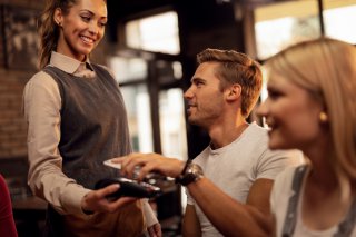 お店の人に「ありがとう」って言える人っていいよね（写真:iStock）