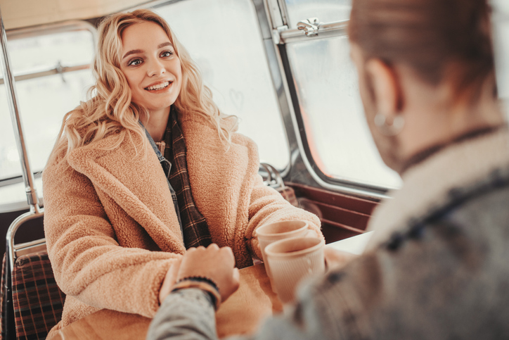 この人のことなんだか気になると思ったら…（写真:iStock）