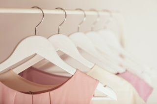 女性らしいファッションは鉄則（写真:iStock）