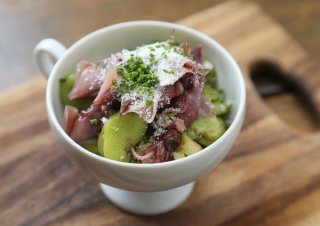 最初の一品に「そら豆アンチョビーバター ホタルイカのせ」