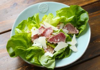 「マグロチーズ」マグロのサクに塩をして焼くとうま味が凝縮